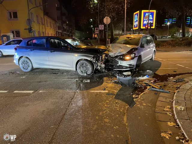 Durch die heftige Kollision entstanden an beiden Wagen so schwere Schäden, dass sie nicht mehr fahrbereit waren und abgeschleppt werden mussten | Foto: Polizeipräsidium Westpfalz