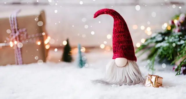 Ein bislang unbekannter Mann zeigte großes Interesse an einem weihnachtlich dekorierten Papier-Christbaum | Foto: emmi/stock.adobe.com
