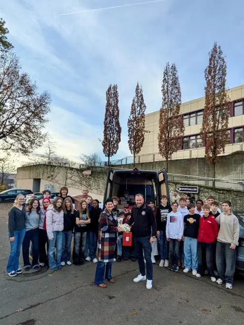 Die Akteure: Der Transporter ist gepackt, die Geschenke können mit dem Weihnachtspäckchenkonvoi auf Reise gehen | Foto: HSG Kaiserslautern/gratis