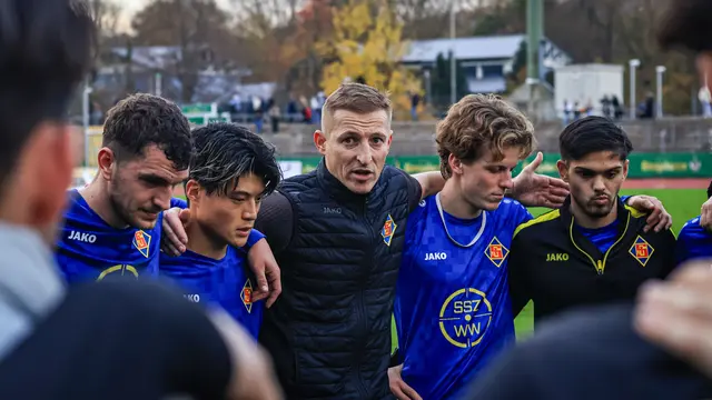 TuS-Trainer Michael Stahl (Mitte) schwört seine Mannschaft ein: Vor dem Spitzenspiel gegen den FK Pirmasens setzt er auf Mentalität und Teamgeist. | Foto: Timo Martin/TuS Koblenz 
