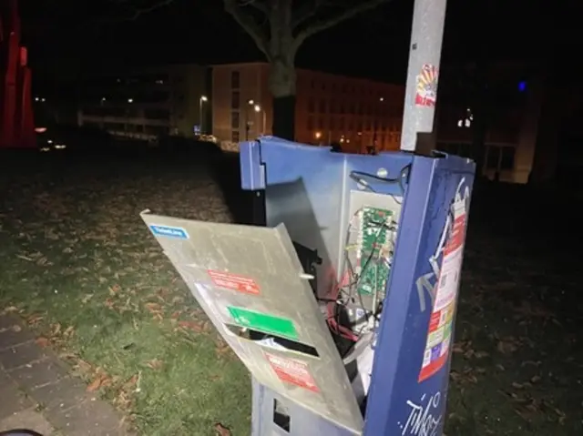 Nachdem der Automat zerstört wurde, entwendeten die Täter die darin befindliche Geldkassette | Foto: Polizeipräsidium Westpfalz 