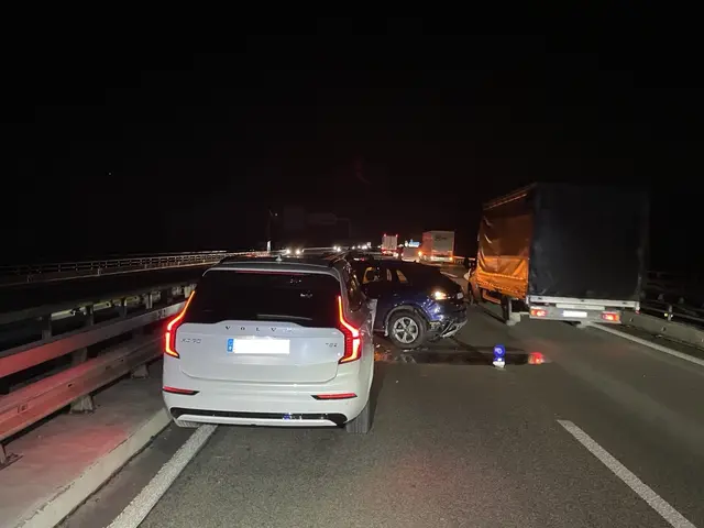 Bei den beteiligten Fahrzeugen handelt es sich um drei baugleiche Volvo-SUV, zwei davon weiß und einer blau | Foto: Polizeiautobahnstation Kaiserslautern
