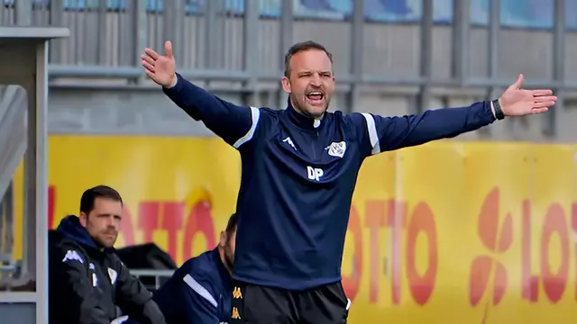 Daniel Paulus reagiert energisch auf das Spielgeschehen – der Trainer des FK Pirmasens fordert maximale Präsenz. | Foto: Erik Stegner