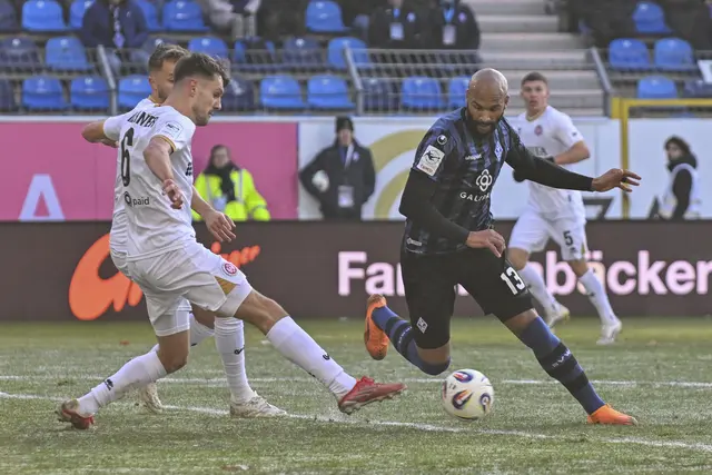 Waldhofs Terrence Boyd (rechts) gegen Wiesbadens Gino Fechner (links).
 | Foto: Ruffler/PIX-Sportfotos