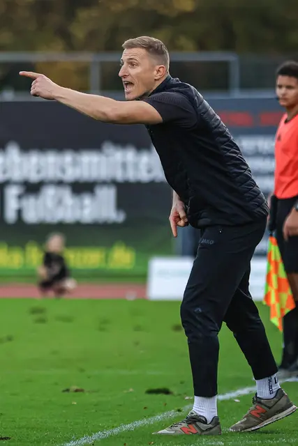 Mit voller Intensität am Seitenrand: TuS-Coach Michael Stahl dirigiert sein Team vor dem Oberliga-Spitzenspiel gegen den FK Pirmasens. | Foto: Timo Martin/TuS Koblenhz