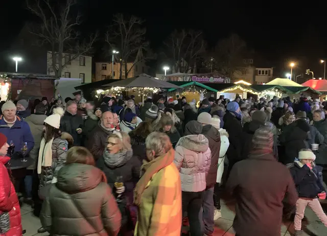 Weilerbach Weihnachtsdorf: Wenn der Budenzauber beginnt, zieht es die Menschen auf den Dorfplatz   | Foto: Harry Dinges/gratis