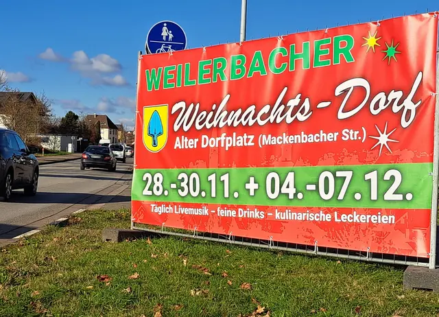 An allen Ortseinfahrten sind große Banner montiert, die auf das Weilerbacher Weihnachtsdorf hinweisen | Foto: Monika Klein