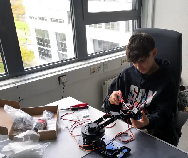 Ronaldo beim Aufbau und Test eines Roboterarms  | Foto: Bildrechte: DHBW KA//SER