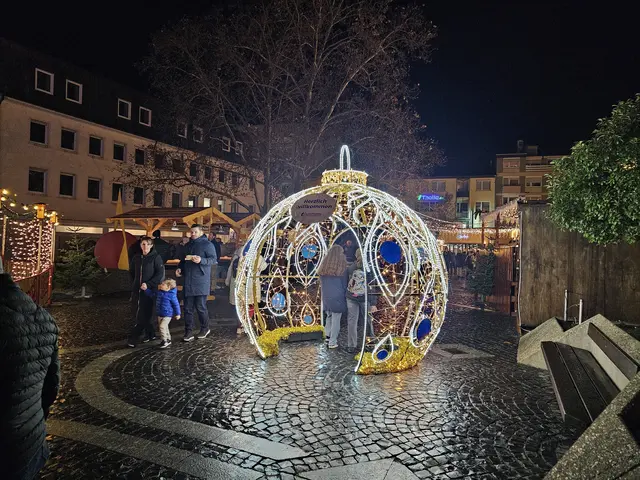 Eine große Weihnachtskugel, durch die man durchlaufen kann, begrüßt die Besucher des Frankenthaler Weihnachtsmarktes | Foto: Gisela Böhmer