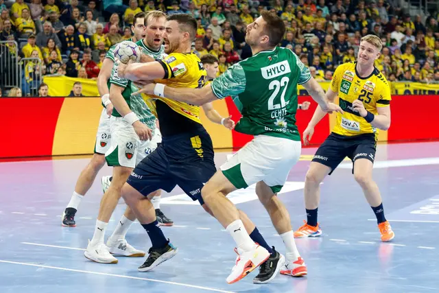 Die Berliner Mijajlo Marsenic und Max Darj in der Abwehr gegen den ballführenden Jannik Kohlbacher. | Foto: Kösegi/PIX-Sportfotos