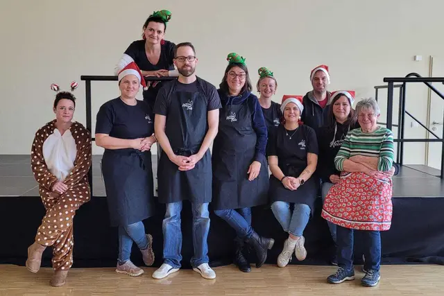 Das Helferteam von Altdorf Heimatliebe nach getaner Arbeit. Auch in diesem Jahr war das Weihnachtsbacken wieder ein voller Erfolg. | Foto: Simon Grüner