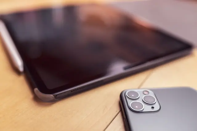 Das Hilfsprojekt Senioren Kaiserslautern will verhindern, dass ältere Mitbürger ohne digitale Identität ausgegrenzt werden. In den Sprechstunden des SeNeKL werden ihnen Geräte wie Smartphone und Laptop zur Verfügung gestellt | Foto: Designsprache/stock.adobe.com