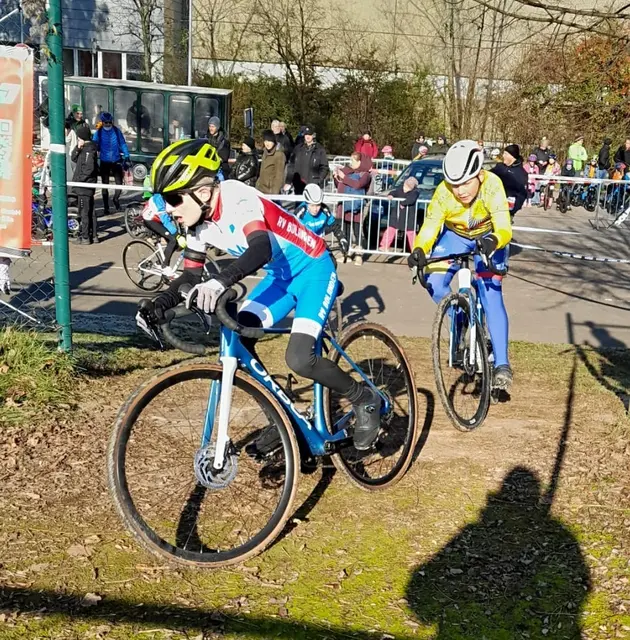 Felix Bierling (Bildmitte) schon als "alter Haase" unter den RVB-Startern auf diesem Untergrund | Foto: |HSchäffer