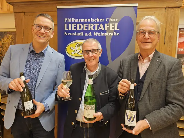 Adams, Oliver Stiess und Frank Soirey präsentieren die Herrenweinabend-Siegerweine: Rieslinge von Sabine Ohler (Mitte), Müller-Catoir und Weegmpüller. | Foto: Michael Landgraf