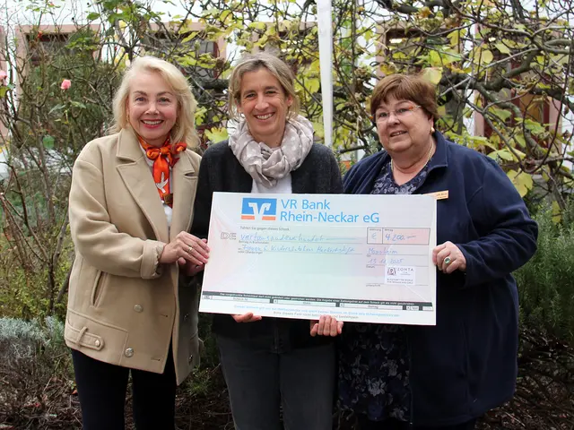 Präsidentin Dr. Nicolle Macho (r.) und Vize-Präsidentin Elvira Schäfer-Selinger (l.) übergeben einen symbolischen Scheck an Dagmar Bach, Leiterin des Frauenhauses | Foto: Koch