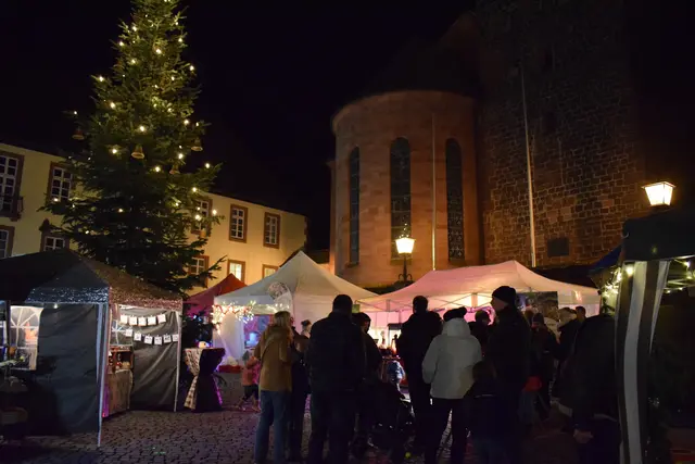 Der Weihnachtsmarkt in Annweiler lädt zum vorweihnachtlichen Bummeln und Genießen ein | Foto: B. Bender