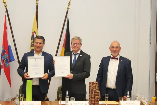 Bei der offiziellen Beurkundung der 15-jährigen Partnerschaft: Bürgermeister Matko Burić (Gradac, Kroatien) und Christian Hirsch (Bruchmühlbach-Miesau) präsentieren die Urkunden. | Foto: VG Bruchmühlbach-Miesau