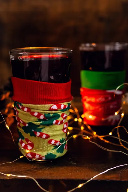 Nie mehr die Finger am heißen Dubbeglas verbrennen - mit Socke, Schere und dem einfachsten Hack aller Zeiten | Foto: Cornelia Bauer