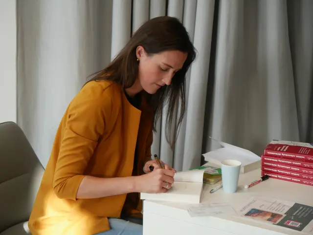 Autorin Caro Müller stellte ihren Debütroman "Rewrite My Rules" in der Stadtbibliothek Rheinstetten vor.  | Foto: (c) privat