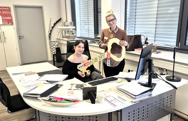 „Du bist jetzt Chefin, Du entscheidest“. Dina Friesen (rechts) ließ Azubine Jana Wiegert vollkommen freie Hand in ihrem Job als „Zwei-Tage-Hausleiterin“.  | Foto: XXXLutz