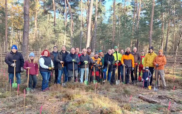 Gemeinsam packten sie bei der Pflanzaktion im Ordenswald an: Stadträte und Ausschussmitglieder. In der Mitte steht OB Weigel. | Foto: Daniel Löwedey/Stadt Neustadt