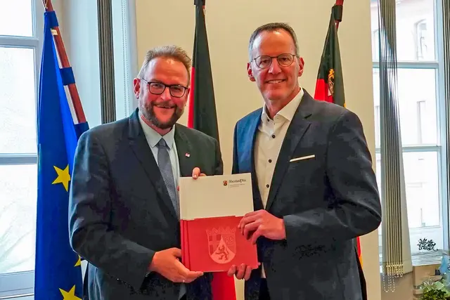 Bei der Übergabe der Förderbescheide über insgesamt 6,9 Millionen Euro: Das Land unterstützt Pirmasens mit Mitteln für Bildungs-, Verkehrs- und Stadtentwicklungsprojekte. Innenminister Michael Ebling (rechts) übergibt die Förderbescheide an Oberbürgermeister Markus Zwick. | Foto: Sarah Heil