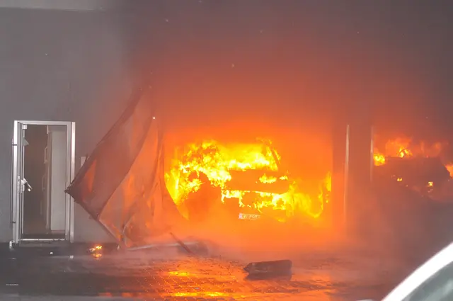 Ein Rettungswagen sowie das Notarzteinsatzfahrzeug innerhalb der Fahrzeughalle standen binnen kürzester Zeit in Vollbrand | Foto: Feuerwehr VG Kirchheimbolanden/Reinhard Bosch