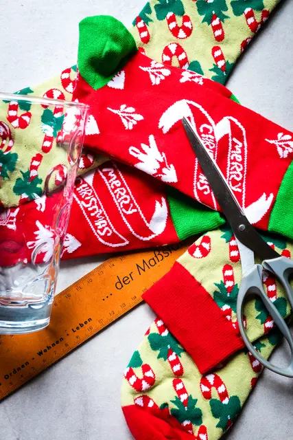 Für die Dubbeglas-Stulpen braucht es nur Socken, eine Schere - und natürlich ein Dubbeglas | Foto: Cornelia Bauer