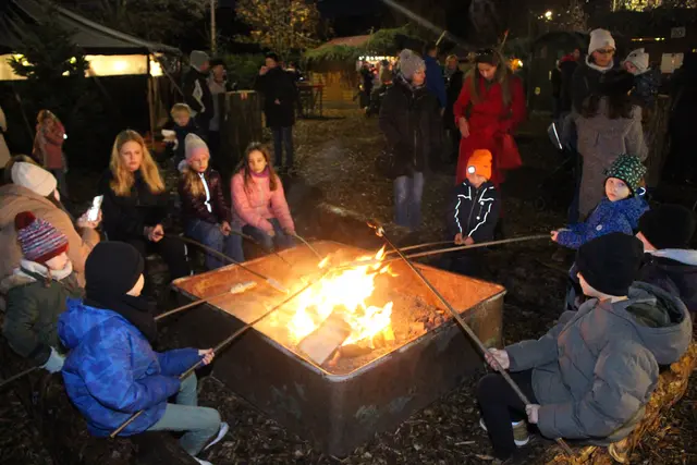 Stockbrot, Lagerfeuer und leuchtende Tannen: die Waldweihnacht beim Weihnachtsmarkt der 1000 Lichter. | Foto: Markus Pacher