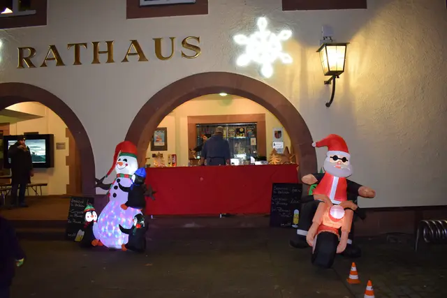 Kulinarische Highlights am Weihnachtsmarkt Annweiler auf dem Rathausplatz | Foto: B. Bender