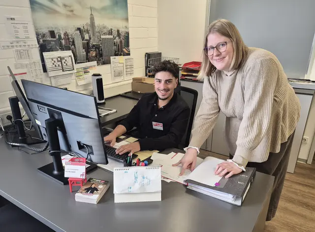 Ab jetzt gilt es: Büroleiterin Selina Beilharz (rechts) bespricht mit Can Altundemir, welche Kundenfragen gleich auf ihn zukommen könnten.  | Foto: XXXLutz