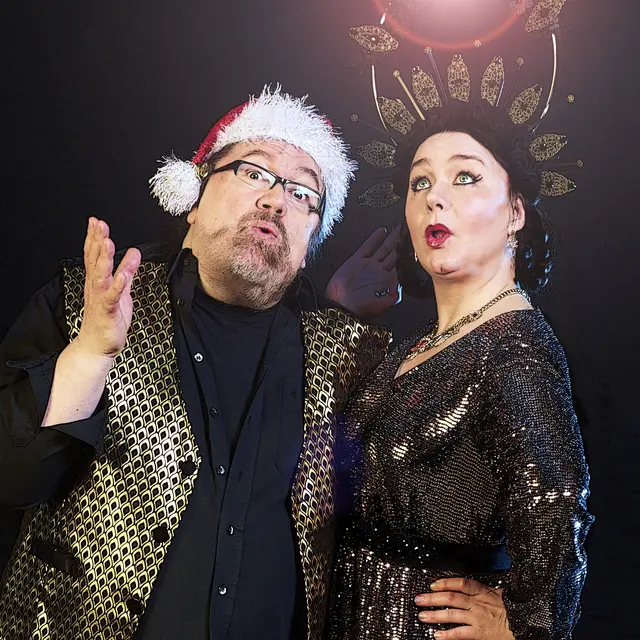 Kredenzen mit ihrer "Untierischen Weihnachtsshow" ein kabarettistisches Festtagsmenü: Wolfgang Marshall und Marina Tamássy | Foto: Thomas Brenner/gratis