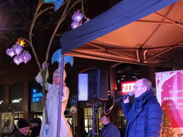 Fantasievolle Stelzenläufer begleiteten die Eröffnung des Weihnachtsmarktes auf den Kapuzinerplanken mit Oberbürgermeister Christian Specht.  | Foto: Charlotte Basaric-Steinhübl