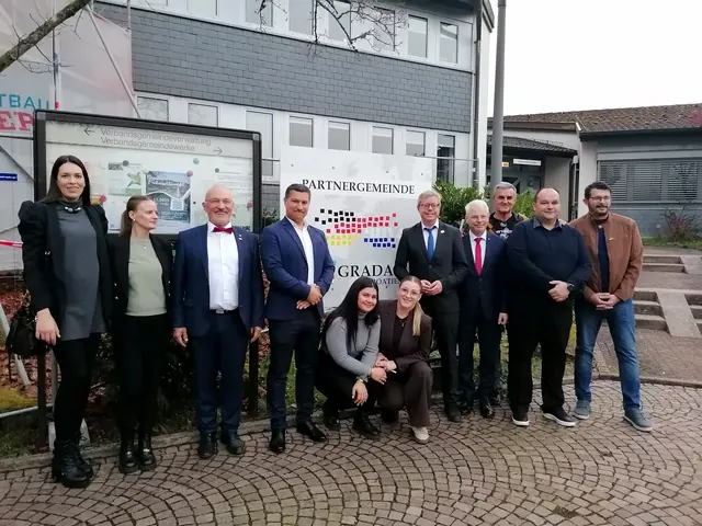 Symbol für gelebte Freundschaft: Vertreter der Verbandsgemeinde Bruchmühlbach-Miesau und Mitglieder der Delegation aus Gradac versammelten sich vor der neu installierten Partnerschaftstafel am Rathaus. Die gemeinsame Zukunftsgestaltung stand dabei im Mittelpunkt. | Foto: VG Bruchmühlbach-Miesau