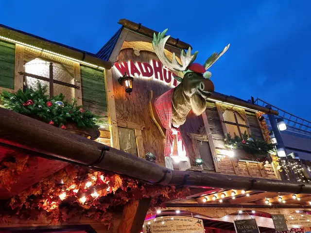 Groß und Klein lieben den singenden Elch auf dem Dach einer der vielen stimmungsvoll beleuchteten Hütten. | Foto: Charlotte Basaric-Steinhübl