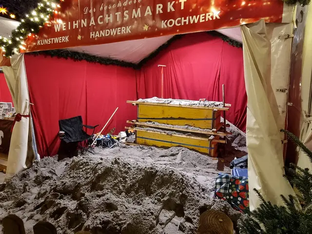 In der ersten Weihnachtsmarktwoche ist ein Sandkünstler zu erleben - hier die Anfänge am ersten Tag. | Foto: Charlotte Basaric-Steinhübl
