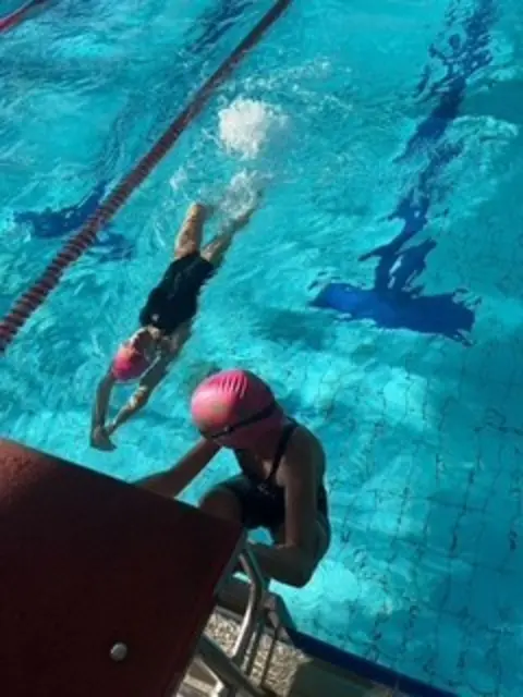 Rückenschwimmen in AK 9/10weiblich. Julie Klein wartet am Beckenrand auf die Ankunft von Emely Kolter. | Foto: DLRG Kusel