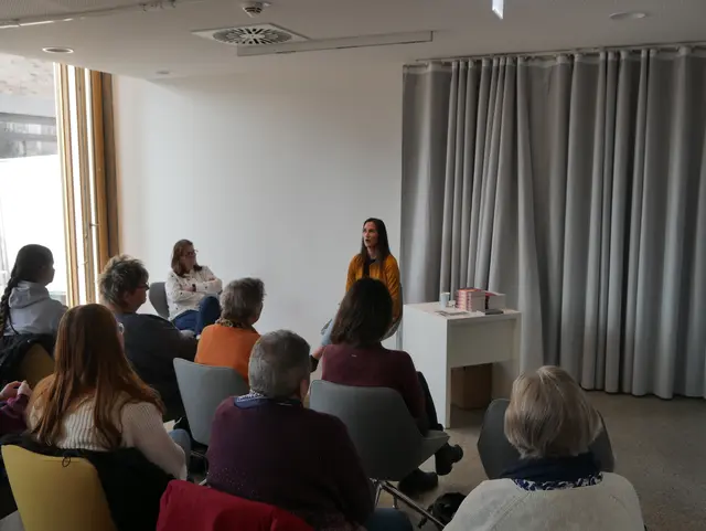 Autorin Caro Müller stellte ihren Debütroman "Rewrite My Rules" in der Stadtbibliothek Rheinstetten vor.  | Foto: (c) privat