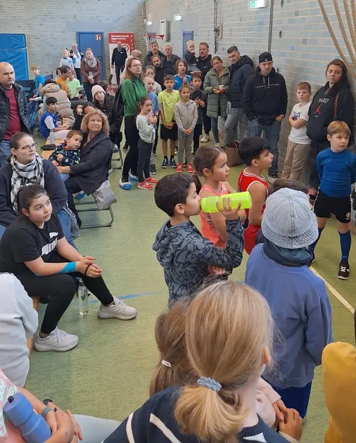 Zuschauer + Spieler vor Siegerehrung | Foto: Roland Ciupke