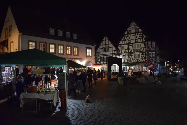 Weihnachtliche Atmosphäre am Rathausplatz Annweiler: Festliche Stände und Geschenkideen neben den Fassaden historischer Fachwerkhäuser | Foto: B. Bender