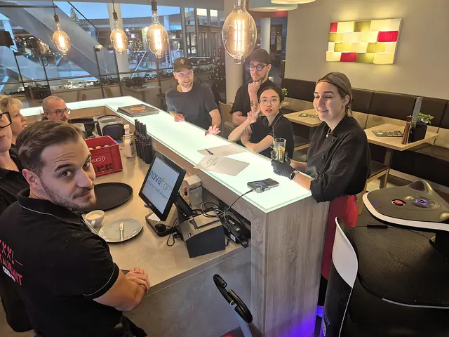 „Jetzt kann ich mir gut vorstellen, einmal Führungsaufgaben zu übernehmen“, lautete das Fazit von Kinh Tran nach den beiden „Azubi Days“, an denen sie von Fabian Hack die Leitung des hochfrequentierten Restaurants in der Mannheimer XXXLutz-Filiale übernommen hatte. Mit auf dem Bild (von vorne links) Alessandro Manganello, Sandra Prunzel, Oksana Gantner, Filippo Velardita. Hintere Reihe Daniel Balzer (Regiobetreuer Restaurant), Paolo Sossi (Küchenleitung Restaurant), Kinh Tran und Selina Wunderle. | Foto: XXXLutz