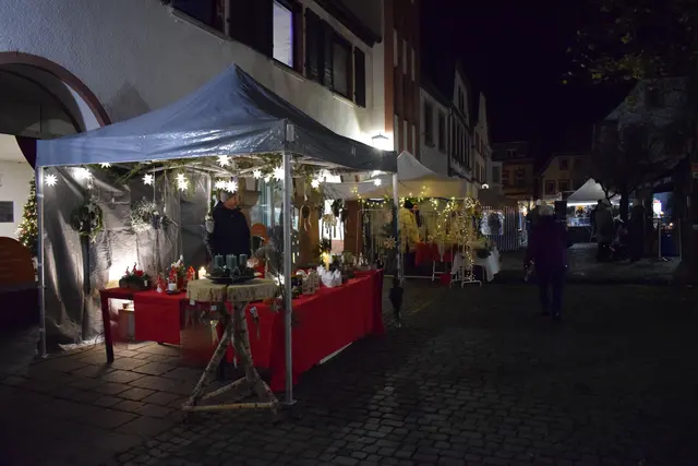Geschenkideen und handgefertigtes Kunsthandwerk – Weihnachtsmarkt in Annweiler vor dem Rathaus | Foto: B. Bender