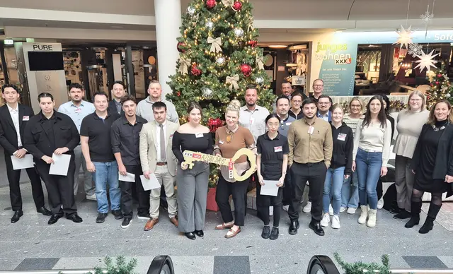 „Azubi Days“ bei XXXLutz Mann Mobilia in Mannheim: Insgesamt 12 Auszubildende, aus dem zweiten und dritten Lehrjahr übernahmen die Jobs ihrer Chefs. Auch Hausleiterin Dina Friesen (Mitte) delegierte die Führungsverantwortung mit der symbolischen Schlüsselübergabe an Jana Wiegert. | Foto: XXXLutz