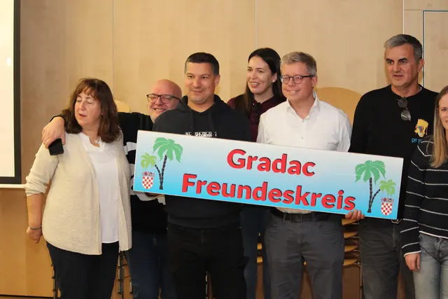 Engagiert für die Partnerschaft: Mitglieder des Gradac-Freundeskreises sowie Gäste aus der kroatischen Partnergemeinde präsentieren gemeinsam ein Schild mit dem Namen des Freundeskreises – ein sichtbares Zeichen der langjährigen Verbundenheit und gelebten Freundschaft. | Foto: VG Bruchmühlbach-Miesau