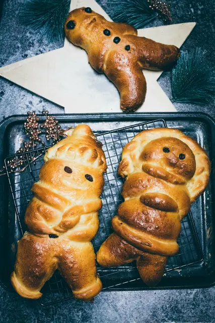 Immer wieder spannend, wie die Weckmänner und -frauen am Ende aus dem Ofen kommen | Foto: Cornelia Bauer