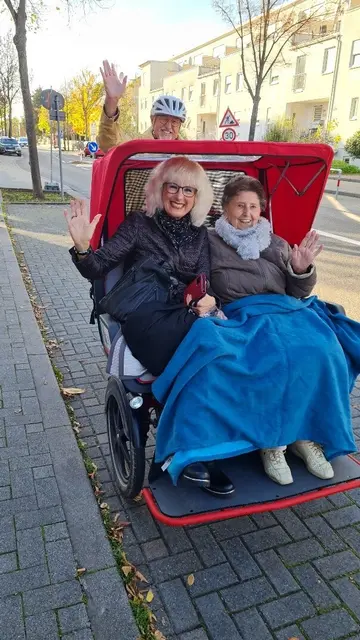  In Zusammenarbeit mit ehrenamtlichen Fahrerinnen und Fahrern bietet Speyer kostenfreie Rikschafahrten durch das winterlich beleuchtete Stadtgebiet an | Foto: Stadt Speyer