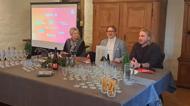 Von links: OB Beate Kimmel, Alexander Heß als Hauptkoordinator der 750-Jahr-Feierlichkeiten in Kaiserslautern und Guerel Sahin von der Agentur Peaks Agency, die das Corporate Design entwickelt hat, stellen das Jubiläumsprogramm vor | Foto: Monika Klein