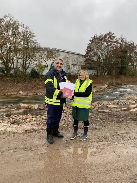 Ministerin Eder (rechts) übergibt Millionenförderung an Oberbürgermeister Marc Weigel | Foto: Stadt Neustadt
