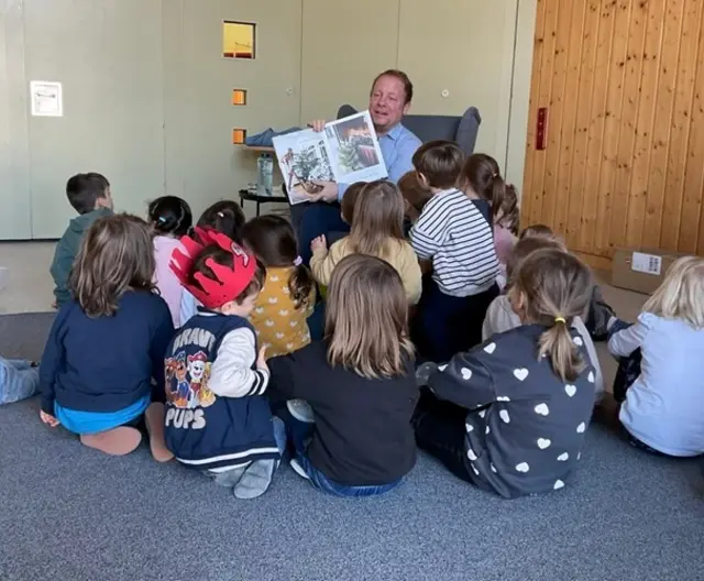 Stadtbürgermeister Martin Heß las den Kindern eine Weihnachtsgeschichte vor | Foto: Integrative Kita der Lebenshilfe Kusel