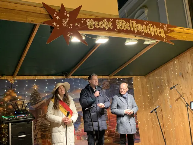 Der Weihnachtsmarkt in Frankenthal wurde offiziell durch Oberbürgermeister Dr. Nicolas Meyer (Mitte) eröffnet | Foto: Michael Sonnick